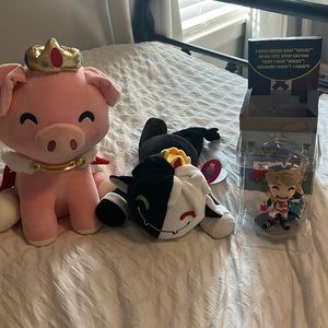 Ranboo plush Youtooz, Technoblade plush Youtooz, and Tommyinnit Youtooz figurine